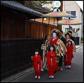 geisha-and-maiko-in-kyoto